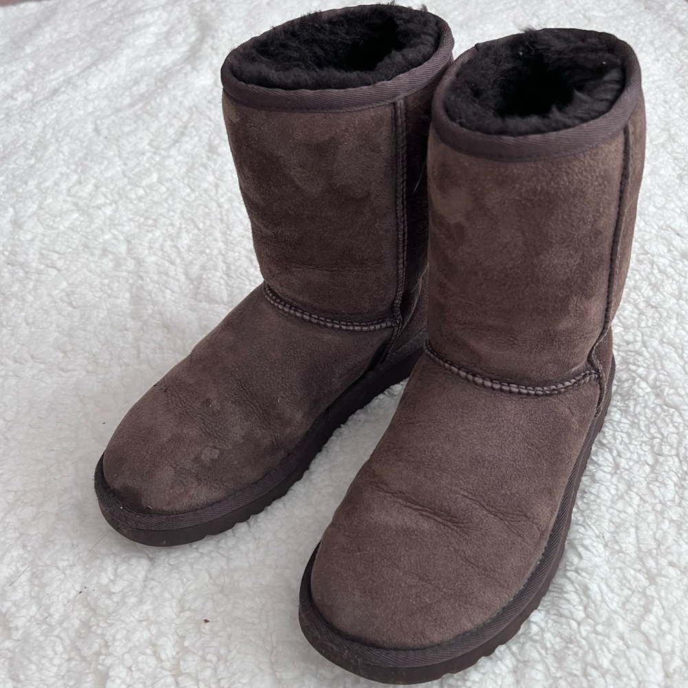 UGG Classic Short chocolate brown boots size 5